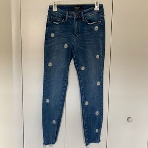 Cute Daisy Embroidered Crop Jeans Raw Hem